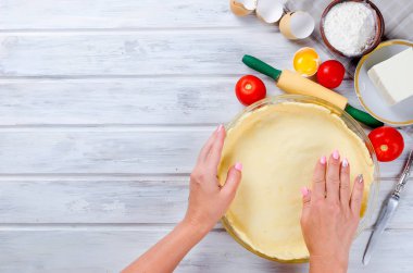 bir pişirme çanağı ve malzemeler için peynir ve domates, kopya alanı, üstten görünüm ile Yunan pasta pişirme için hamur ham Bankası
