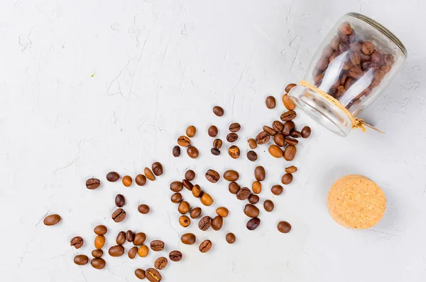 Chicchi Caffè Sparsi Barattolo Piccolo Barattolo Con Fagioli Uno Sfondo — Foto Stock