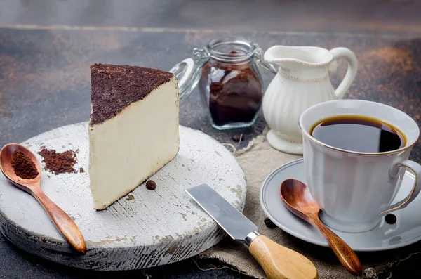 beyaz fincan kahve ya da koyu arka plan, kopya alanı üzerinde cheesecake yumuşak peynir bir parçası ile siyah kahve