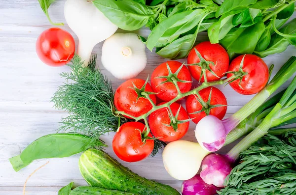 Frisches Sommergemüse Tomaten Gurken Grünes Basilikum Zwiebeln Und Knoblauch Auf — Stockfoto