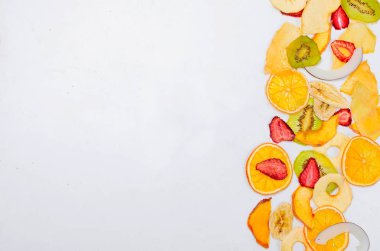 Beyaz arka plan, sağlıklı ve uygun beslenme, Aperatif, üstten görünüm, kopya alanı kavramı üzerinde metin için boş bir alan ile meyve fiş