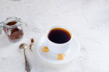 görünümü top beyaz fincan kahve ve kahve tozu Beyaz beton arka planda, kopya alanı, bir cam kavanoz