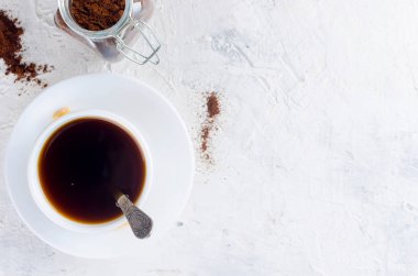 görünümü top beyaz fincan kahve ve kahve tozu Beyaz beton arka planda, kopya alanı, bir cam kavanoz