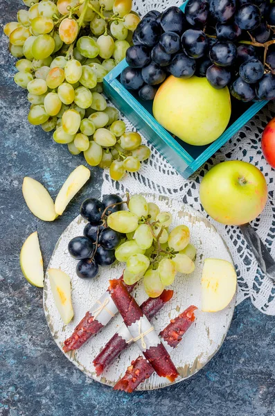 Manzanas Amarillas Frescas Uvas Blancas Azules Esparcidas Sobre Mesa Frutas — Foto de Stock