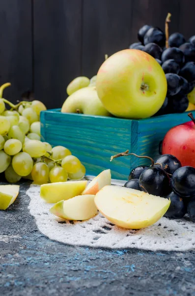 Čerstvá Jablka Žluté Bílé Modré Hrozny Roztroušených Stůl Plátek Ovoce — Stock fotografie