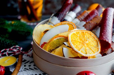 Çay portakal, meyve cips ve koyu arka plan, kopya alanı, hediyeler ile Noel akşam kışın ısınma tatil kavramı.