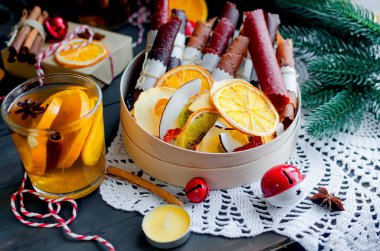 Çay portakal, meyve cips ve koyu arka plan, kopya alanı, hediyeler ile Noel akşam kışın ısınma tatil kavramı.