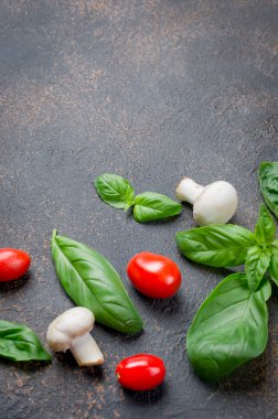 dağınık Yeşil taze fesleğen yaprağı, Champignon ve kiraz domates karanlık paslı eski arka plan üzerinde bir sürü yakın en iyi görünümü, kopya alanı