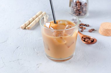 kahve buz cam ve kahve çekirdekleri bir gri tablosudur, üstten görünüm, kopya alanı