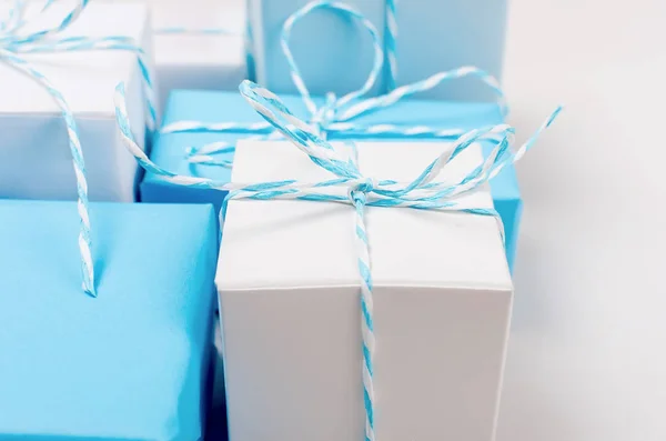 Cajas Regalo Azul Claro Blanco Con Cinta Mesa Blanca Concepto —  Fotos de Stock