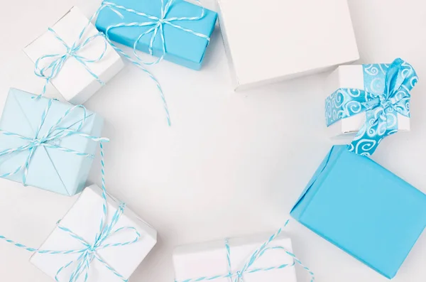 Κουτιά Φως Μπλε Και Άσπρο Δώρου Κορδέλα Λευκό Τραπέζι Διακοπές — Φωτογραφία Αρχείου
