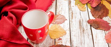 rustik ahşap masa, kopya alanı, sonbahar konsepti sonbahar günü kuru düşmüş kırmızı boş kırmızı fincan çay yaprakları 