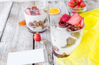 Çikolatalı kurabiye, krem ve çilekli tatlı bir cam bir rustik beyaz ahşap arka plan, lezzetli önemsememek, kopya alanı