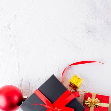 Noel dekoratif arka plan ile çam dalları, koniler, kırmızı ve siyah Noel hediyeleri, beyaz arka plan üzerinde top. kart tatil kavramı. kopya alanı, üstten görünüm.