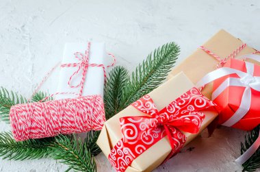 Noel dekoratif arka plan ile çam dalları, koniler, kırmızı ve siyah Noel hediyeleri, beyaz arka plan üzerinde top. kart tatil kavramı. kopya alanı, üstten görünüm.