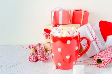 Şekerleme ve şeker sopa, birçok hediye beyaz zemin üzerine kırmızı fincanla. kart tatil kavramı. kopya alanı,