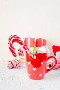 Şekerleme ve şeker sopa, birçok hediye beyaz zemin üzerine kırmızı fincanla. kart tatil kavramı. kopya alanı,