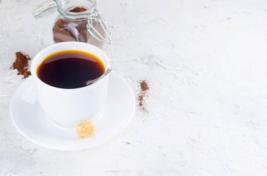 görünümü top beyaz fincan kahve ve kahve tozu Beyaz beton arka planda, kopya alanı, bir cam kavanoz