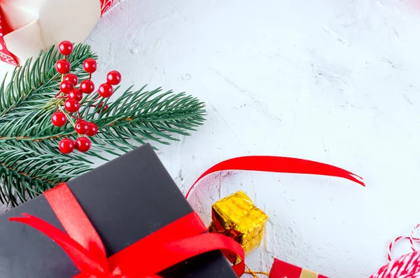Рождественский Декоративный Фон Еловыми Ветвями Конусами Красными Черными Рождественскими Подарками — стоковое фото
