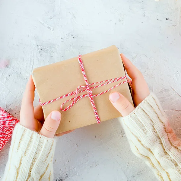 Criança Está Segurando Caixa Presente Natal Amarrado Com Uma Fita — Fotografia de Stock