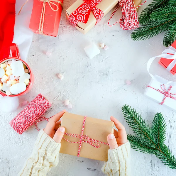 Criança Está Segurando Caixa Presente Natal Amarrado Com Uma Fita — Fotografia de Stock