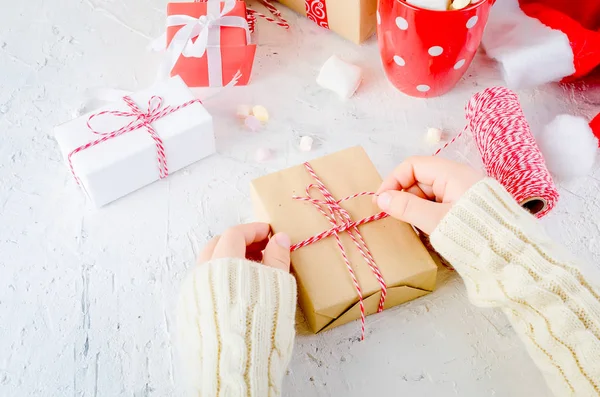 Criança Está Segurando Caixa Presente Natal Amarrado Com Uma Fita — Fotografia de Stock