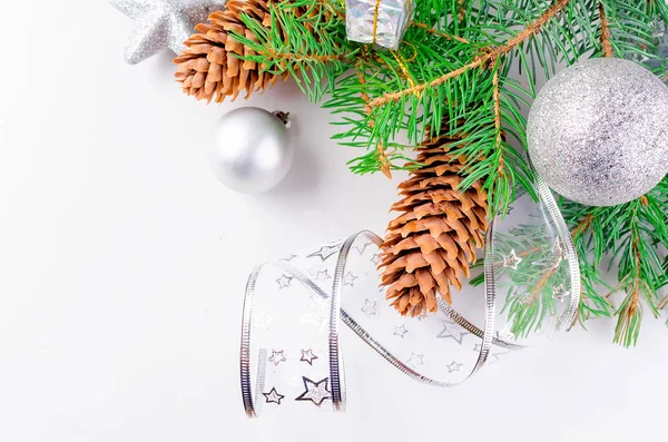 Kerst Decoratieve Achtergrond Met Spar Takken Kegels Zilver Blauwe Kerst — Stockfoto