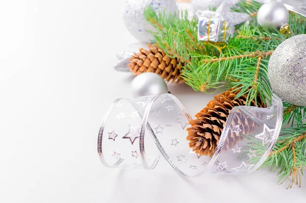 Vánoční Dekorativní Pozadí Jedle Větve Šišky Stříbrná Modrá Vánoční Koule — Stock fotografie