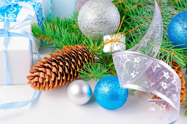 クリスマスのモミの枝 コーン シルバーとブルー クリスマス ボールと Tojs ギフト Ribbinon ホワイト バック — ストック写真