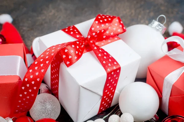Красно Белые Подарочные Коробки Ленточкой Праздничным Декором Шар Игрушки Темном — стоковое фото