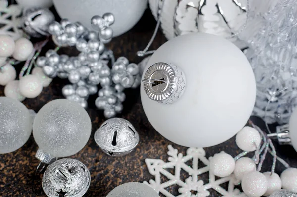 Nombreuses Boules Noël Blanches Jouets Décorations Sur Fond Sombre Carte — Photo