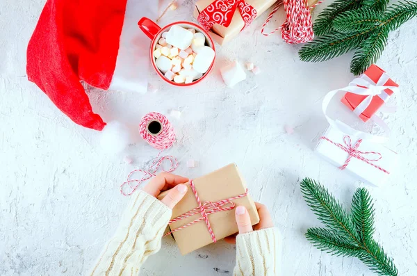 子供がクリスマスを保持しているギフト ボックスは 白い背景の上にマシュマロと赤いリボン カップ ココアと結ばれます クリスマス カード休日の概念 コピー スペース — ストック写真