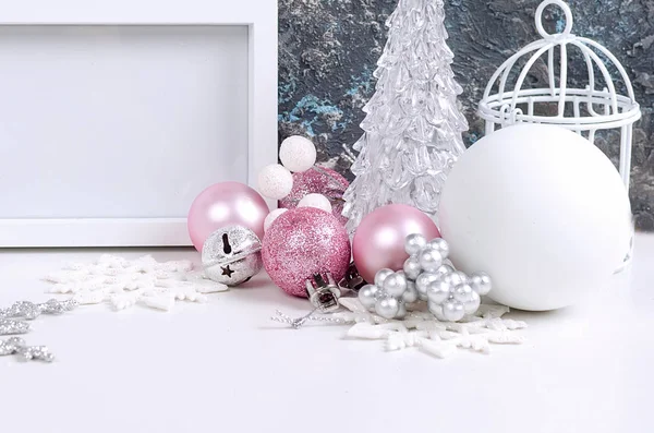 Pusta Ramka Różowy Biały Boże Narodzenie Dekoracje Świąteczne Piłkę Zabawki — Zdjęcie stockowe