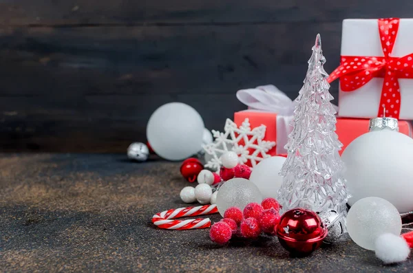 Красно Белые Подарочные Коробки Ленточкой Праздничным Декором Шар Игрушки Темном — стоковое фото