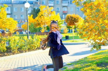 Zevk ve eğlenmek dışında güneşli bir sonbahar günde bir ayna güneş gözlüğü takıyor portre güzel sarışın kız,
