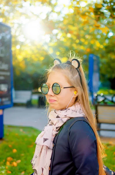 肖像画かなりブロンドの女の子 ミラー サングラスを楽しんで 晴れた秋の日に外を楽しんで — ストック写真