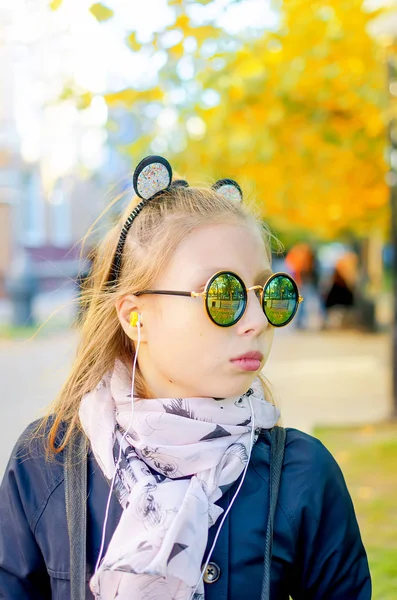 Retrato Menina Loira Bonita Vestindo Espelho Óculos Sol Curtindo Divertindo — Fotografia de Stock