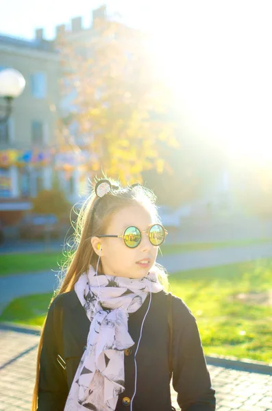 Retrato Chica Rubia Bonita Con Gafas Sol Espejo Disfrutando Divirtiéndose — Foto de Stock