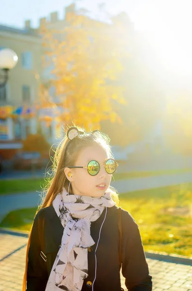 Retrato Chica Rubia Bonita Con Gafas Sol Espejo Disfrutando Divirtiéndose — Foto de Stock