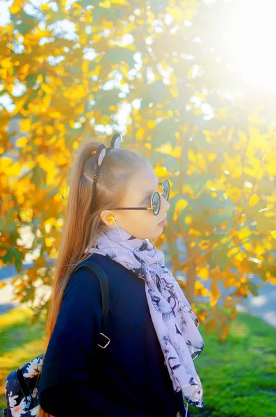 Retrato Menina Loira Bonita Vestindo Espelho Óculos Sol Curtindo Divertindo — Fotografia de Stock