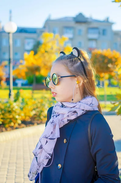 Retrato Chica Rubia Bonita Con Gafas Sol Espejo Disfrutando Divirtiéndose — Foto de Stock