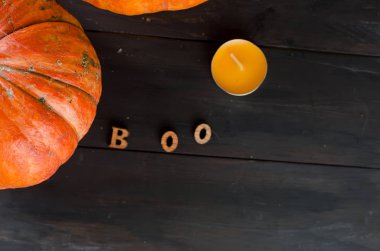 Halloween süslemeleri, pumpkins, örümcek ve örümcek ağı ile bir yazıt boo siyah arka plan üzerine, sonbahar tatil kavramı, girintili kopyalama