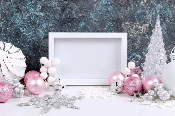 Moldura Vazia Rosa Branco Natal Decoração Férias Bola Brinquedos Fundo — Fotografia de Stock