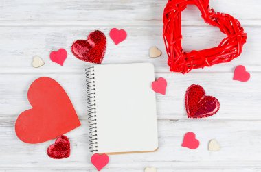 ahşap masa üzerinde birçok kupa ile boş defter. Üstten görünüm. Sevgi ve Sevgililer günü kavramı 