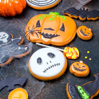 Halloween süslemeleri, pumpkins, gingerbreads, örümcek ve örümcek ağları siyah arka plan, sonbahar tatil kavramı, kopya alanı, çeşitli görünüm, düz yatıyordu top, 