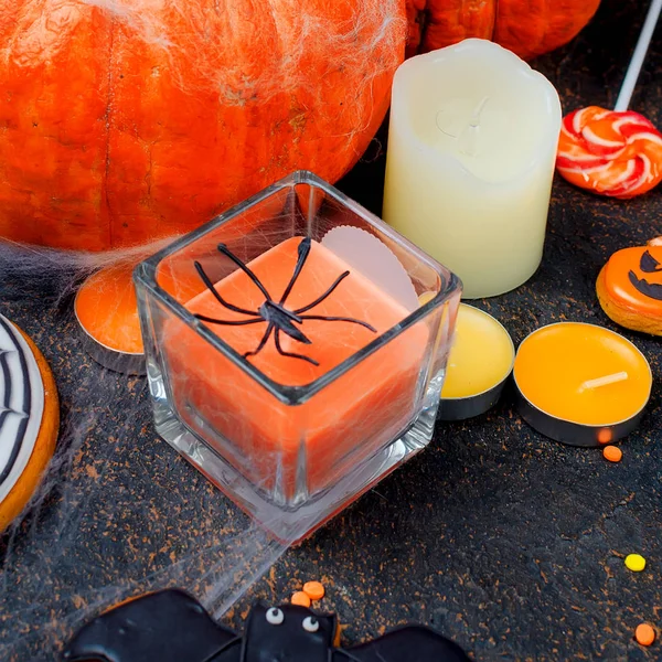 Halloween Dekorationen Kürbisse Verschiedene Lebkuchen Spinnen Und Spinnweben Auf Schwarzem — Stockfoto