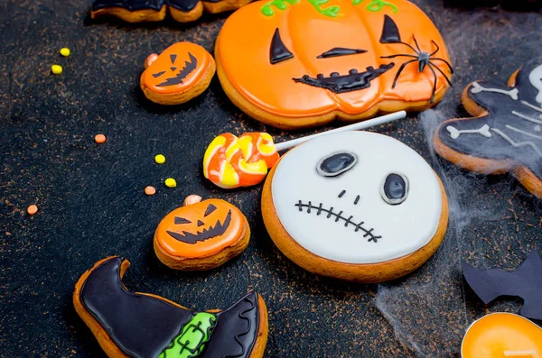 Halloween Dekorationen Kürbisse Verschiedene Lebkuchen Spinnen Und Spinnweben Auf Schwarzem — Stockfoto