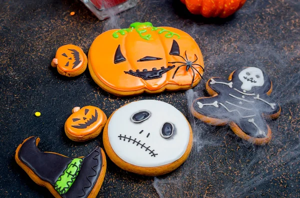 Halloween Dekorationen Kürbisse Verschiedene Lebkuchen Spinnen Und Spinnweben Auf Schwarzem — Stockfoto