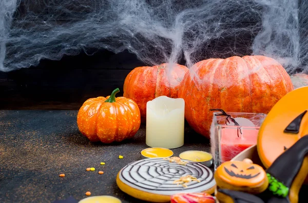 Halloween Dekorationen Kürbisse Verschiedene Lebkuchen Spinnen Und Spinnweben Auf Schwarzem — Stockfoto