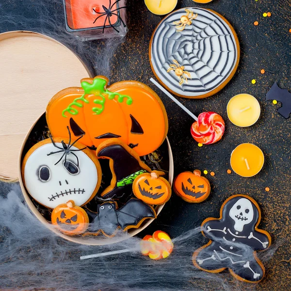 Halloween Dekorationen Kürbisse Verschiedene Lebkuchen Spinnen Und Spinnweben Auf Schwarzem — Stockfoto